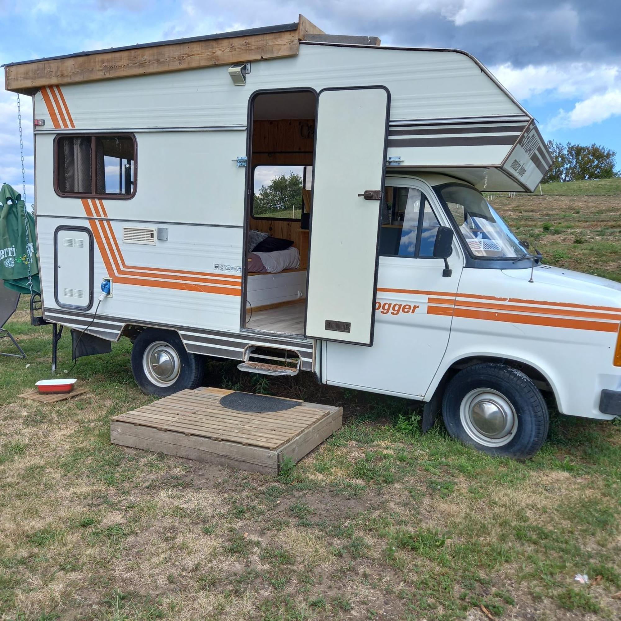 Camping Car Vintage Saint-Barthelemy-le-Plain Exteriör bild